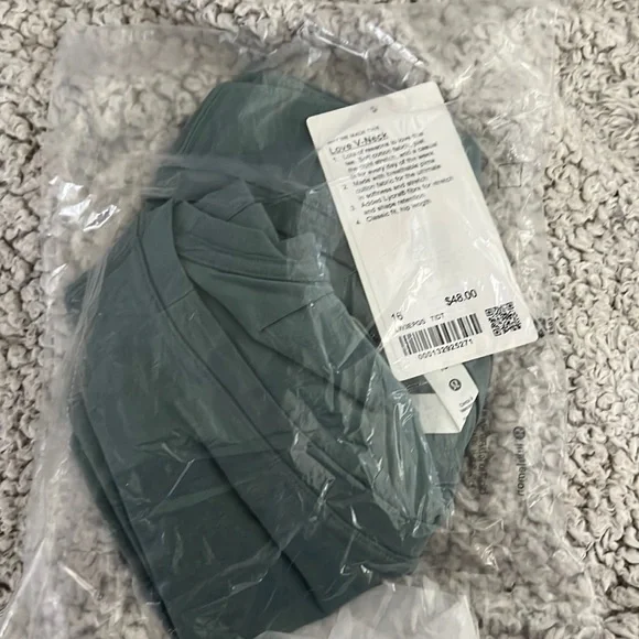 Lululemon V-Neck Love Tee in tidewater teal size 16 new with tags - Picture 4 of 5